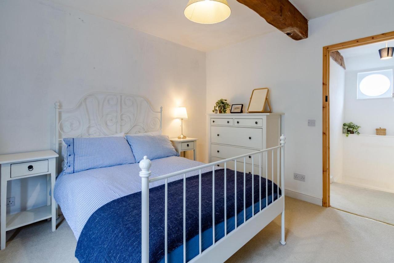 The Shoe Box Cottage With Allocated Parking Malmesbury Εξωτερικό φωτογραφία